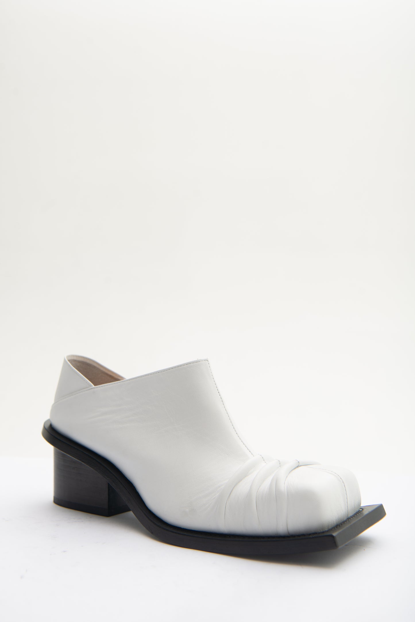 CONVERTIBLE CHUNKY HEEL MULES IN WHITE