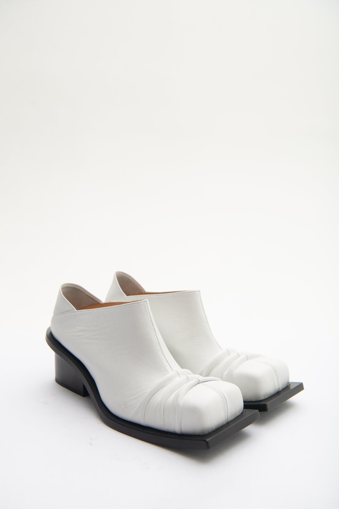 CONVERTIBLE CHUNKY HEEL MULES IN WHITE