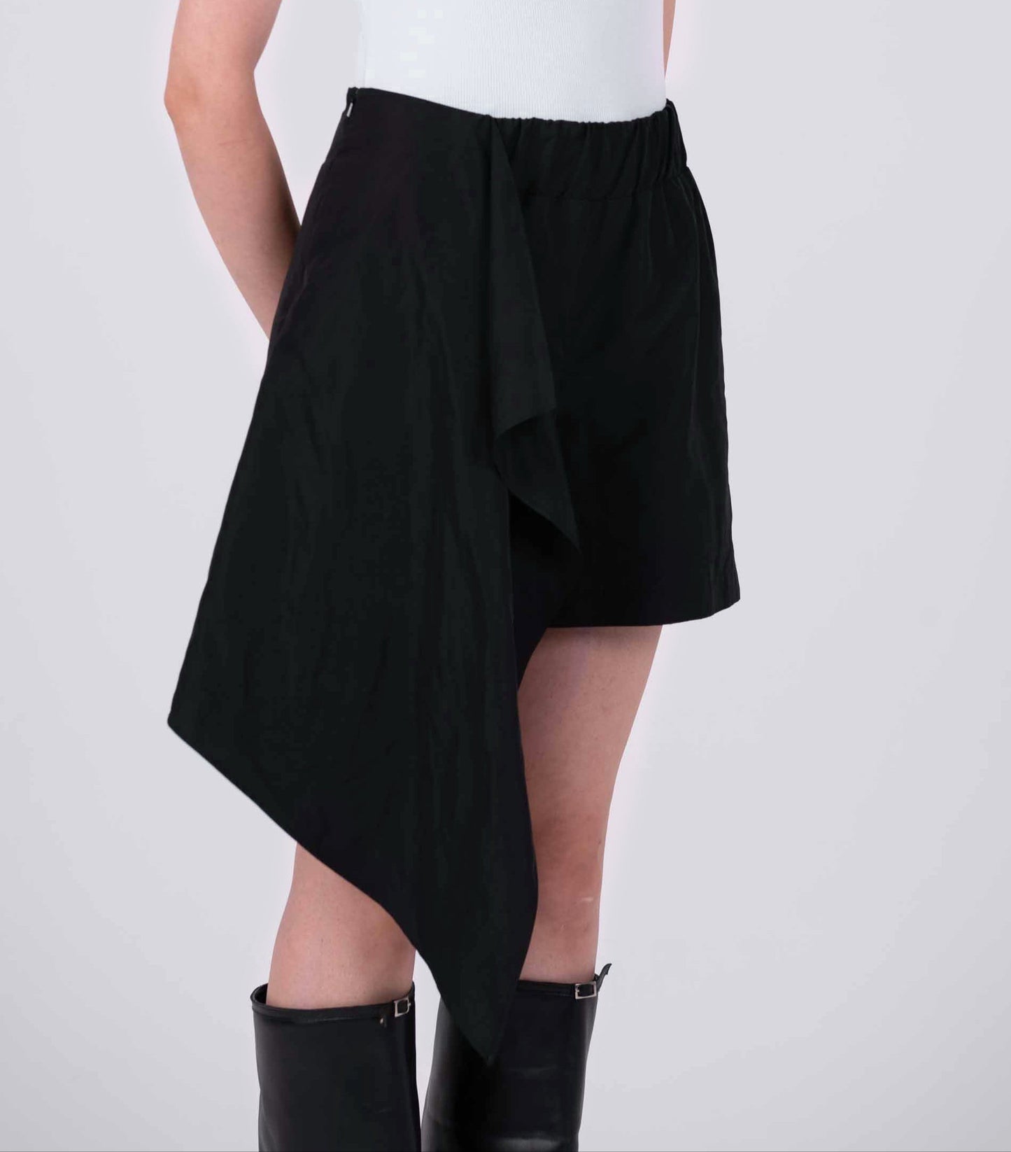 CHARLI SHORTS IN BLACK
