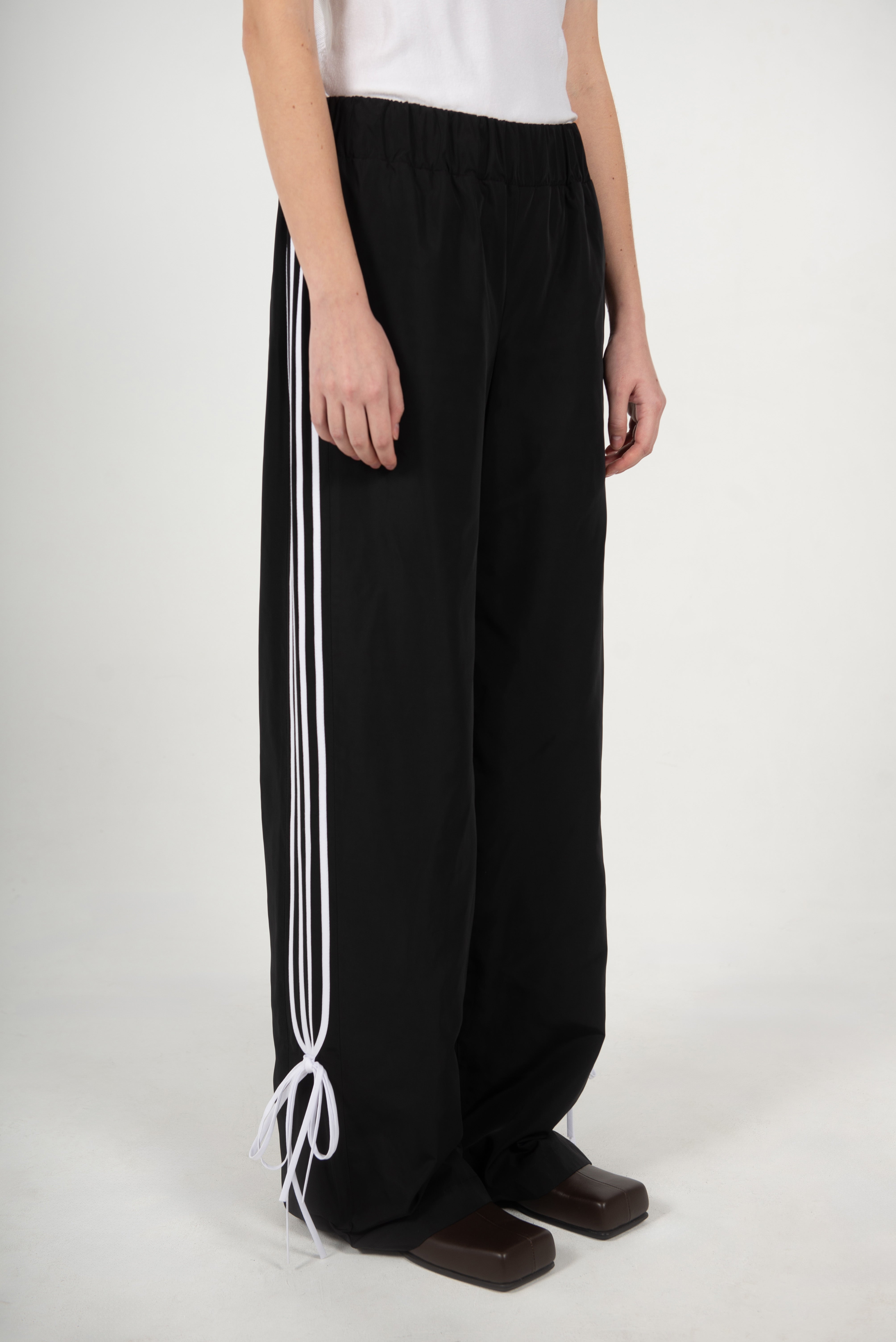 【関税込み】FIDAN NOVRUZOVA グリーン Giada ショートパンツ GIADA BOW/WHITE STRIPE NYLON SHORTS IN BLACK – FIDAN NOVRUZOVA