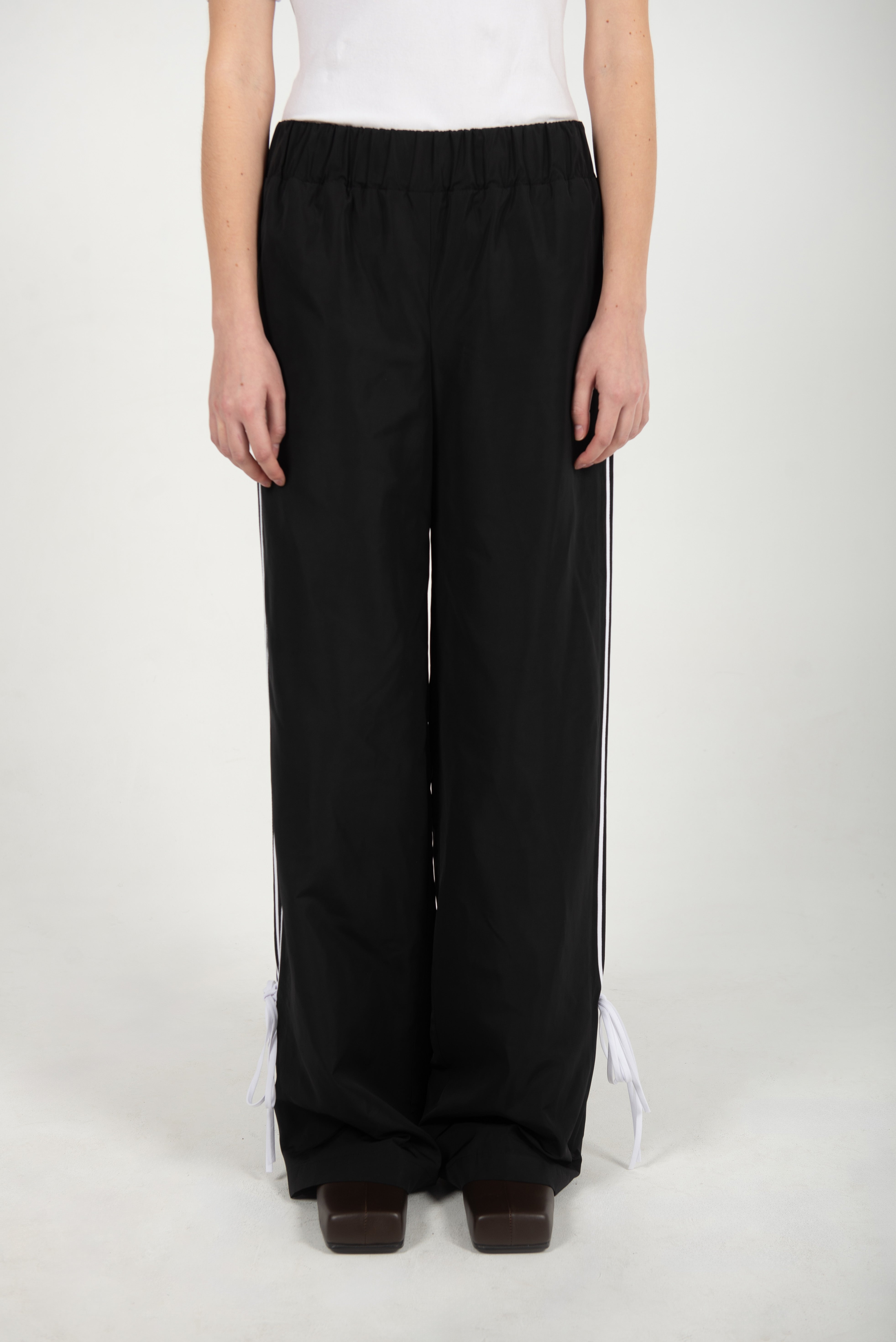 FLOW SHADOW レディース 143cm GIADA BOW/WHITE STRIPE NYLON TROUSERS IN BLACK (TALL) – FIDAN