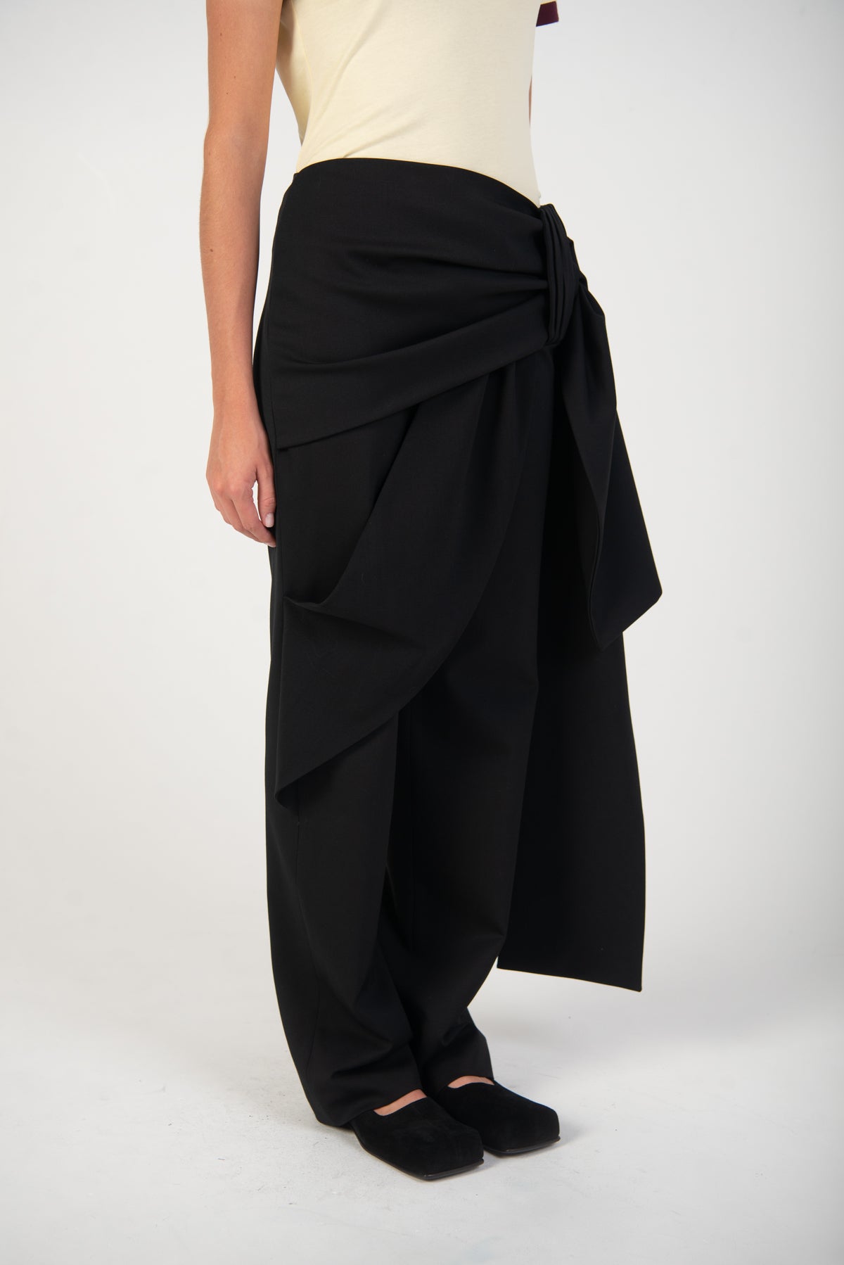 BIANKA BOW TROUSERS IN BLACK