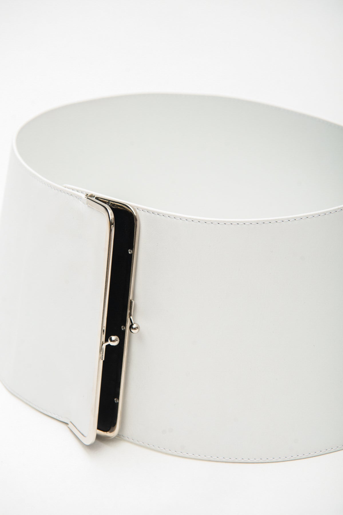 JUMBO SINGLE CLASP BELT IN WHITE