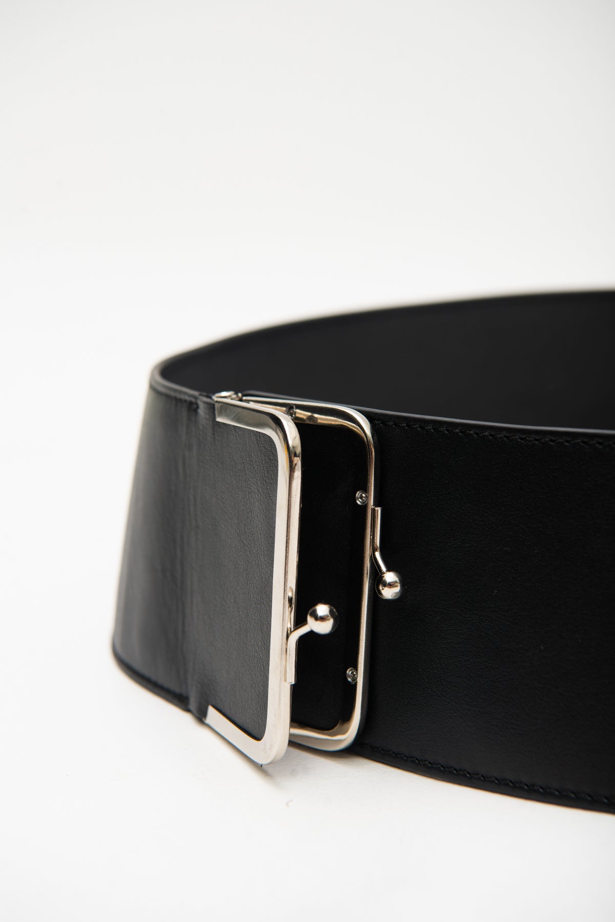 SINGLE CLASP BELT IN BLACK